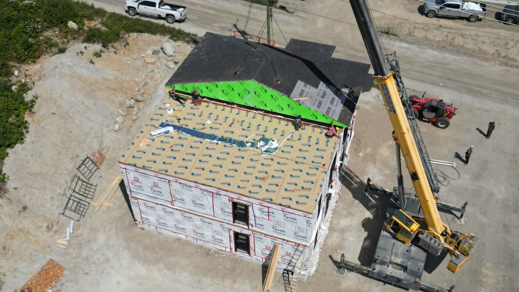 Module lifted by crane on a Construction Prospère job site