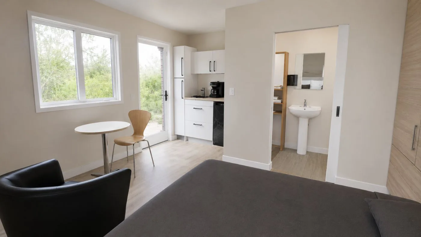 Chambre · coin repas, cuisinette et salle de bain